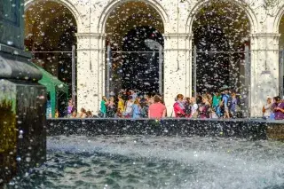 20210811_Studieren_in_München Studenten rund um den Brunnen vor der Ludwig-Maximilians-Universität