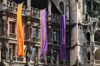 Beflaggung am Frauentag am Münchner Rathaus Beflaggung am Frauentag am Münchner Rathaus