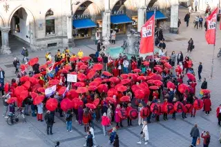 Flashmob zum Equal Pay Day 2025 auf dem Münchner Marienplatz